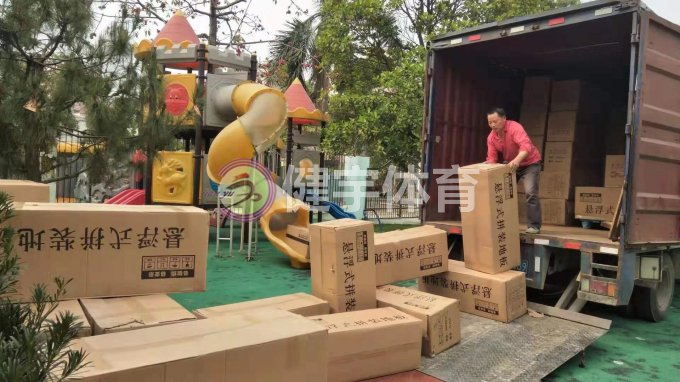 深圳市洪桥生态幼儿园悬浮地板进场_待安装中