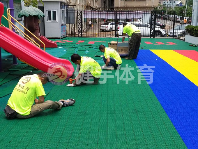 深圳市龙华区美嘉幼儿园悬浮地板施工中